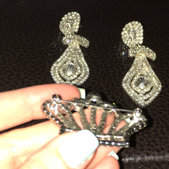 💎 Sparkly Earrings and Crown Pin 👑 - Picture 5 of 5